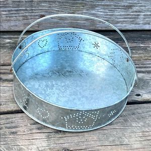 VINTAGE WINTER METAL BASKET DECOR PIE CARRIER